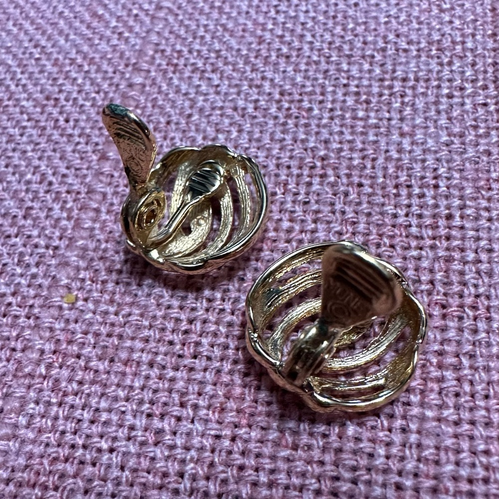 Vintage Monet Yellow Gold Cutout Knot Clip-On Button Earrings - Costume Jewelry - Picture 3 of 6
